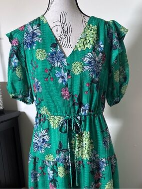 ‼️🏷️Price to Sell. 
LOFT Green Floral V-Neck Puff Sleeve Tunic